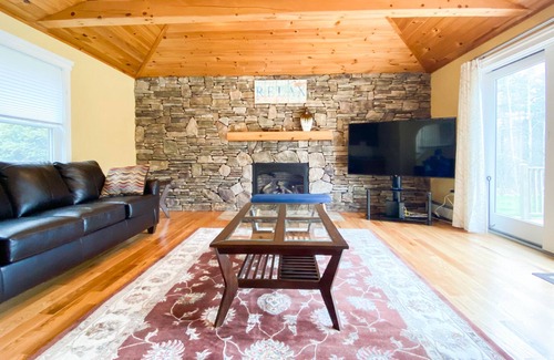 Glen Villa | Gorgeous Private Villa - Minutes to the Saco River - Fire-pit & Yard