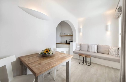 Firostefani Villa | Gorgeous Santorini Villa | Villa Fiedla | 1 Bedroom Suite | Outdoor Hot Tub |.