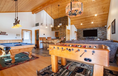 Bouvet Island Cabin | Gorgeous Ski In/Ski Out Home w/Game Room & Hot Tub! | Clover by AvantStay
