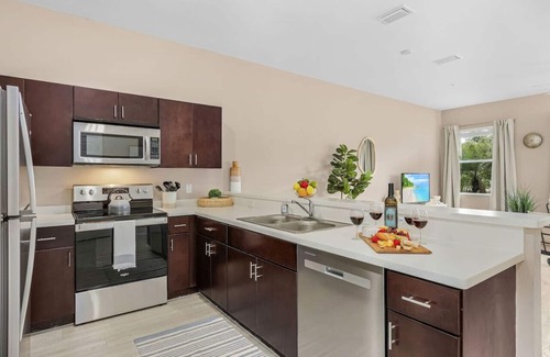 Iona Apartment | Gorgeous Townhome Close to the beaches