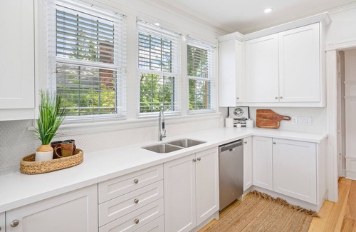 Ridgeway House | GORGEOUS WATERFRONT in Ridgeway/Crystal Beach! JUST RENOVATED & REOPENED!