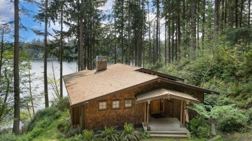 Langley House | Goss Lake Chalet by AvantStay Lakefront w Dock Fire Pit Outdoor Dining Area