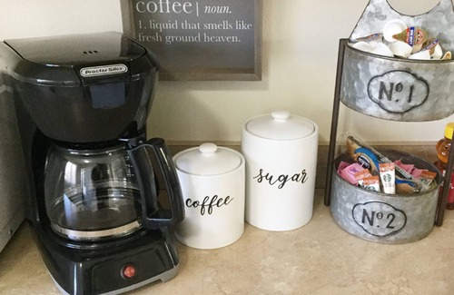 Racine House | Graceland! Pro Cleaned, Self Check In, Sleeps 8