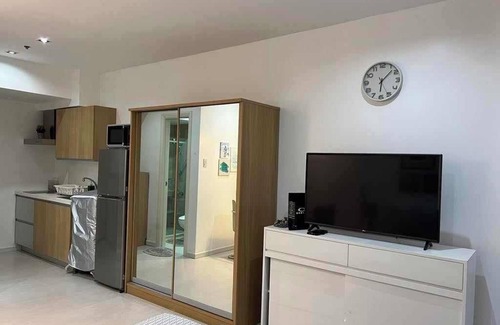 Downtown Hotel | Gramercy Residences studio with Balcony facing city skyline