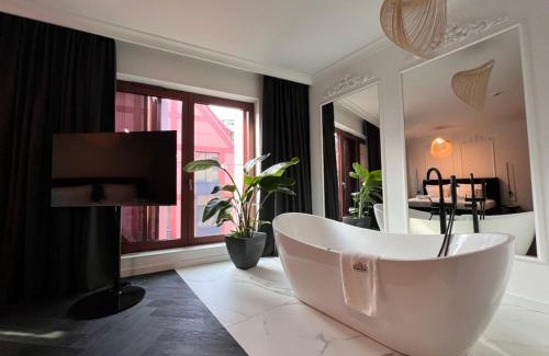 Gdansk City Center Apartment | Granaria Jacuzzi Deluxe Suites by Downtown Apartments