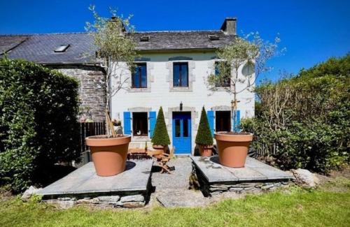 Sizun House | Granary at Kergudon Gîtes, family gîte with pool