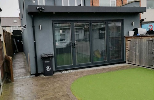 Redbridge House | Grand 4-Bed 3 Bath Home Romford, London
