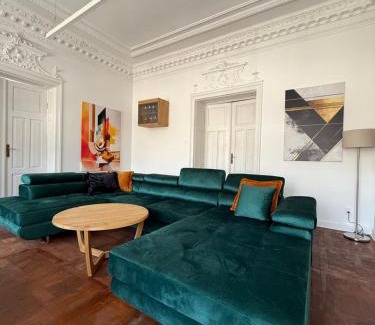 Srodmiescie Apartment | Grand Business Loft Design P-65