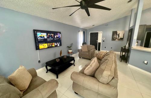 Westbury House | Grand Family Superior 4BR House near Disney Parks