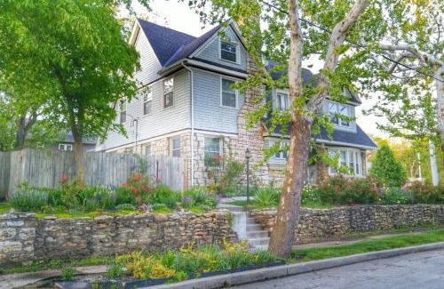 South Hyde Park House | Grand Mansion: 6BR, 5.5BA Near Top KC Attractions