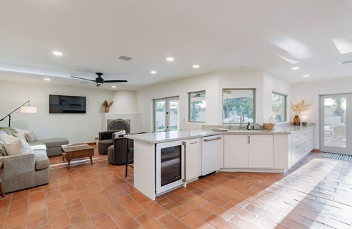 Raskin Estates House | Grand Pueblo Estate for 16 with Outdoor Oasis