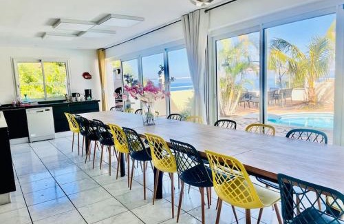 Petite-ÃŽle House | Grande maison pour 20 personnes, avec 8 chambres, piscine, billard et BBQ