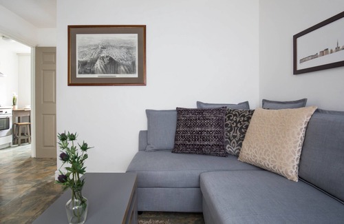 Old Town Apartment | Grassmarket (Old Town) Apartment with Castle views 🏰 & private parking space 🚗