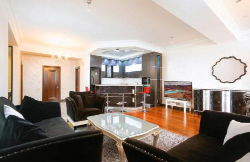 Kentron Apartment | Great 3 Bedroom 2 Bathroom in Katsin Building, Republic Square