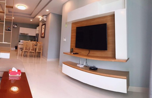 Thang Tam Apartment | Great 3 Bedroom Apt, Short Walk to Beach, Lake View
