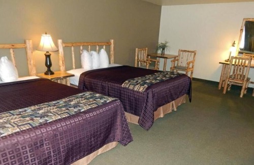 Ponderay House | Great Amenities! 2 Queen Bed Unit, Close to Recreation, Parking, Spa Tub!