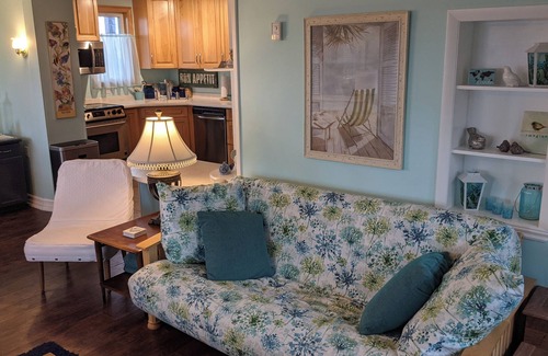 Leamington Cottage | Great cottage on the lake with sunset views, king bed & steps from Point Pelee