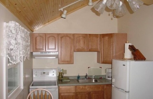 South Haven Cottage | Great Dates Available. Cute and Affordable for 2- CLOSE TO 2 BEACHES AND TOWN.