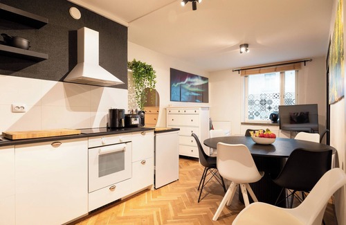 Kallio Apartment | Great location/transport/amenities. 1-8 people FREE CONTINENTAL BREAKFAST & WIFI