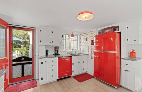 Chatham House | GREAT LOCATION - Water View, Walk to beach & Town!