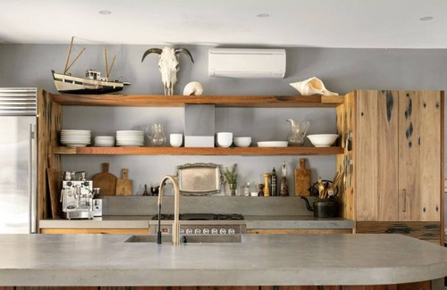 Currawong Beach House | Great Mackerel House - 10 Steps to the beach!