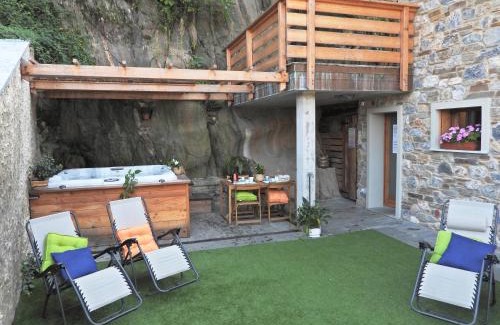 Dervio Apartment | Green Chalet Scalotta - Private Garden with Jacuzzi and Spa