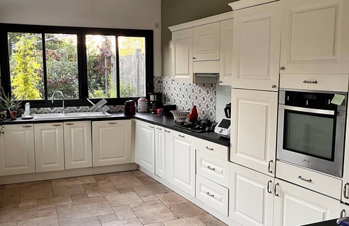 Les Cheres House | Green house close to the city