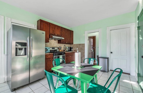 East Rock Apartment | Green N' Groovy in the Heart of East Rock Near DT | Yale |Cozy N' Comfortable