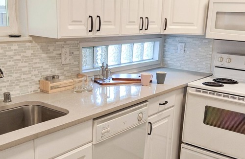 North College Park House | Greenlake, private home + yard