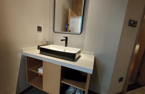 Futian CBD Hotel | GreenTree Eastern Hotel Shenzhen Futian Civic Center Jingtan Subway Station