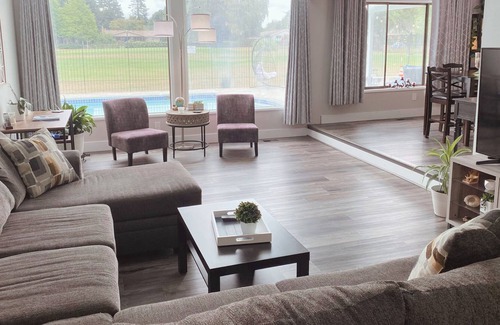 Gresham House | Gresham Golf Course - Ranch Style With Swimming Pool