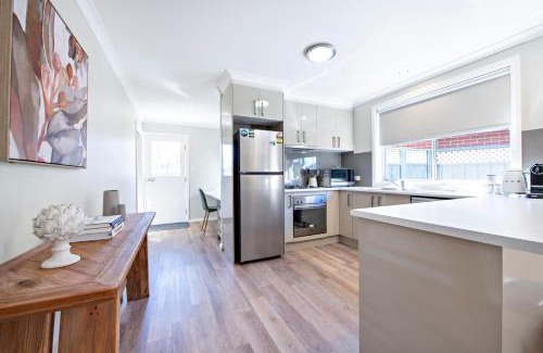 Dubbo Apartment | Grevillea Court - Close to Zoo, Firepit & BBQ