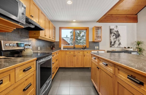 East Kootenay Cabin | Greywolf Lodge | Private Hot Tub | Wood Fireplace