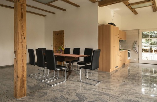 Hockendorf Condo | Großzügige Ferienwohnung in Sanierter Bauernscheune