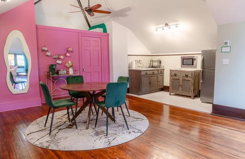 Metropolitan Apartment | Groovy Attic Apt in Starland District