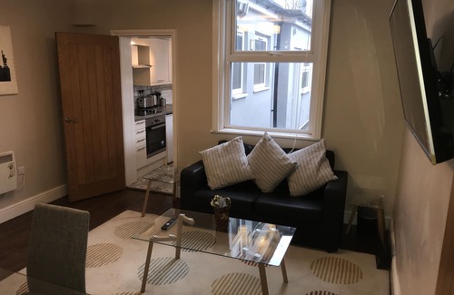 Smethwick Apartment | Ground Floor Contemporary 1 Bed Apartment