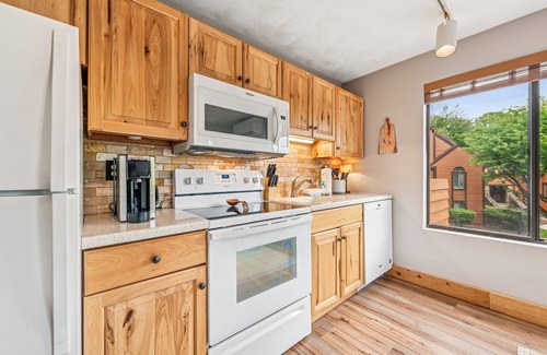 Seven Springs Condo | GROUND LEVEL MOUNTAIN CONDO, SHUTTLE TO SEVEN SPRINGS RESORT