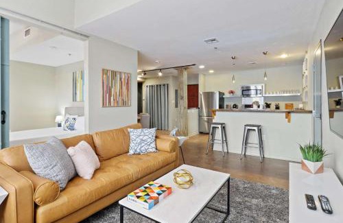 Arts/Warehouse District Apartment | Group Getaway - 2 Modern 3BR-2BA Warehouse Flats - 6 Bedrooms & 4 Baths Total