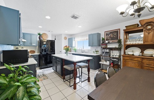 Heritage House | Group Home w/Pool, BMT, 15 mi to Riverwalk