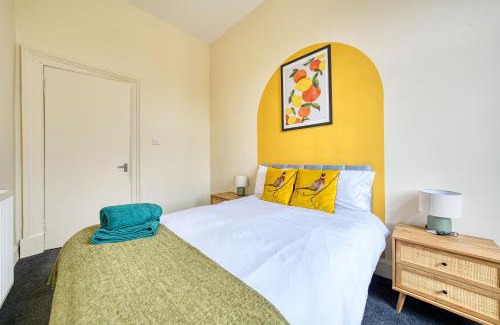 Govan Apartment | Group Stay 4BR Sleeps 11 Near Ibrox Parking