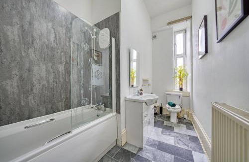 Govan Apartment | Group Stay 4BR Sleeps 11 Near Ibrox Parking