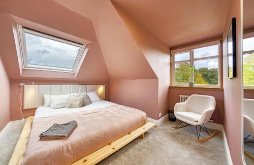 Newton Mearns Apartment | Group Stay 5BR Home with Parking Sleeps 9 In Giffnock