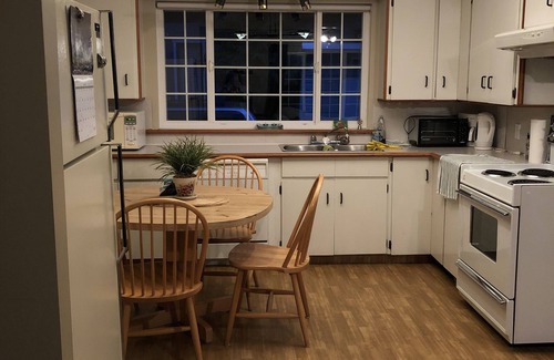 Delta House | Grove Getaway - 2 mins from the beach in quiet neighborhood