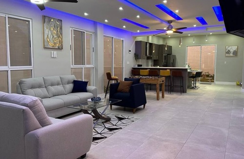 Santa Ana House | Guanaco House Free daily cleaning <Wifi , Hot water <AC