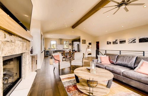 The Highlands House | GUEST FAVORITE! Blue River Retreat- Modern Mountain Home! Pet Friendly!