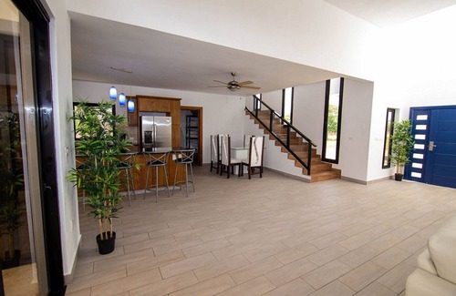 La Mulata Villa | Guest-friendly villa, private pool, 5BD/5BT, shuttle bus, BBQ/internet/cable TV