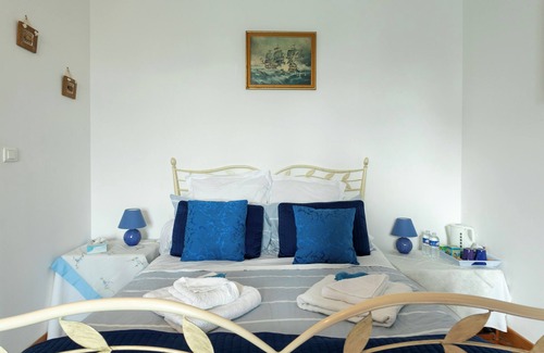 Kerien Bed & Breakfast | Guest House 'Chambre Bleue' with Private Terrace, Private Garden and Wi-Fi