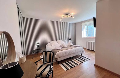 Eymet House | Guest House 'La Chambre Rayures' with Shared Terrace, Shared Garden and Wi-Fi