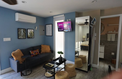 East Little Havana Cottage | Guest House with AC and WiFi in vibrant Miami