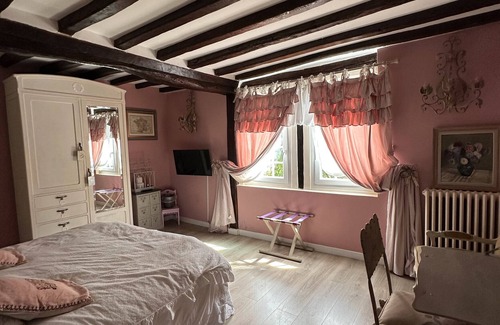 Suzay Bed & Breakfast | Guest Room 'Marquise De Pompadour' with Pool, Breakfast, Shared Garden, and Wi-Fi